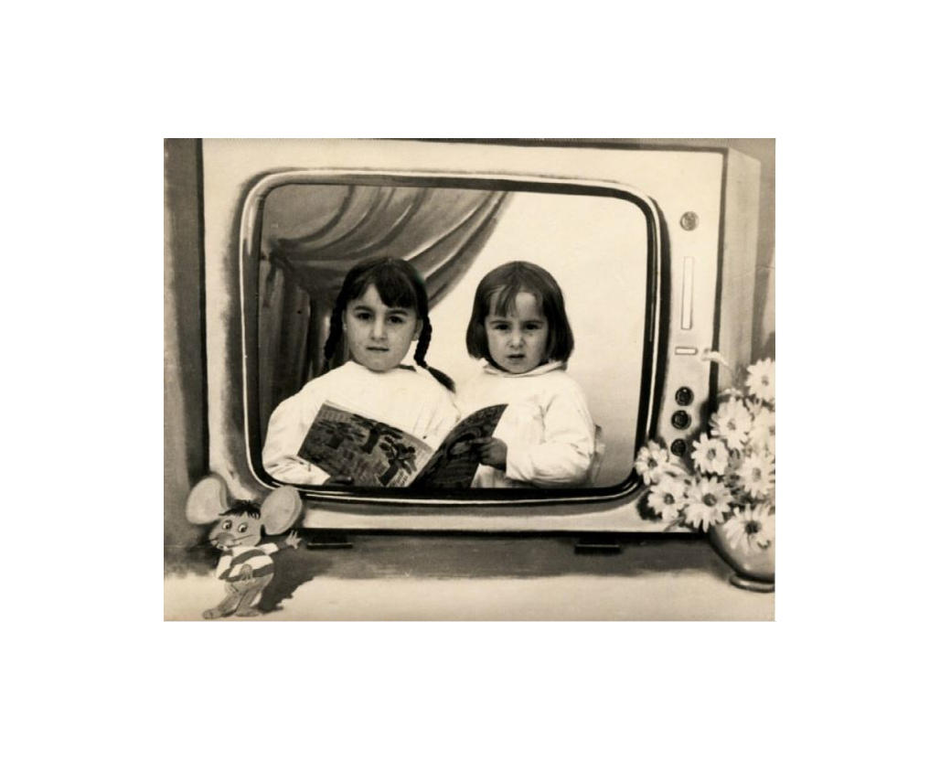 Retrato de Dos Niñas Enmarcas por una Televisión